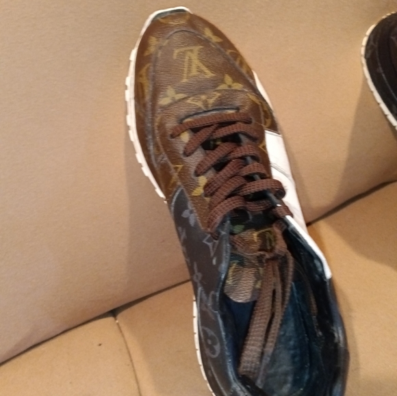 LV RUN AWAY SNEAKERS - Picture 3 of 12